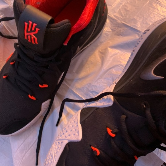Nike kyrie 4s! Size 10.5! Very good condition! - Picture 5 of 7